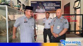 Caption: staf khusus Menkumham saat meninjau ruang BLK Lapas Narkotika Pamekasan, (dok. regamedianews). 