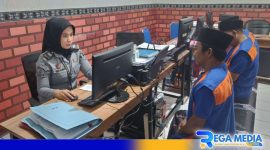 Caption: Staf Administrasi Pelayanan Tahanan Rutan Sampang melakukan pendataan napi yang diajukan mendapat remisi. 