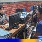 Caption: Staf Administrasi Pelayanan Tahanan Rutan Sampang melakukan pendataan napi yang diajukan mendapat remisi. 