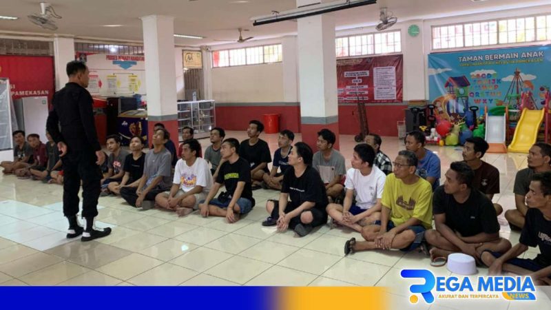 Caption: petugas Lapas Narkotika Pamekasan melakukan pendataan dan pembinaan terhadap narapidana pindahan, (dok. regamedianews). 