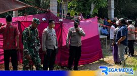 Caption: petugas kepolisian berada di lokasi pemakaman saat berlangsungnya ekshumasi, (dok. regamedianews). 