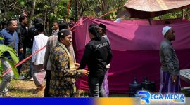 Caption: jajaran Satreskrim Polres Sampang dan keluarga korban tampak berada di lokasi pembongkaran makam, (dok. regamedianews). 
