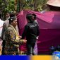 Caption: jajaran Satreskrim Polres Sampang dan keluarga korban tampak berada di lokasi pembongkaran makam, (dok. regamedianews). 
