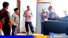 Caption: anggota kepolisian berada di lokasi ditemukannya pengawas SD yang meninggal dunia, (dok. regamedianews). 