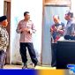 Caption: anggota kepolisian berada di lokasi ditemukannya pengawas SD yang meninggal dunia, (dok. regamedianews). 