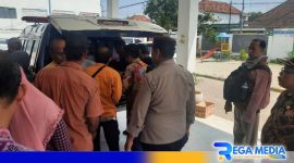 Caption: jenazah MS dievakuasi kedalam ambulance untuk dibawa ke rumah duka, (dok. regamedianews). 