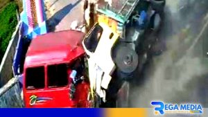 Truk Hantam Carry dan Motor di Bangkalan, 8 Orang Luka-Luka