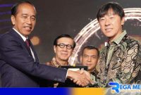 Caption: Presiden RI (Joko Widodo) menyerahkan Golden Visa kepada pelatih tim nasional sepakbola Indonesia, Shin Tae Yong.