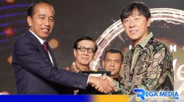 Caption: Presiden RI (Joko Widodo) menyerahkan Golden Visa kepada pelatih tim nasional sepakbola Indonesia, Shin Tae Yong.