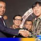 Caption: Presiden RI (Joko Widodo) menyerahkan Golden Visa kepada pelatih tim nasional sepakbola Indonesia, Shin Tae Yong.