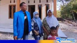 Caption: Ketua IWO Pamekasan dan anggotanya pose bersama Hamidah pasca rumahnya selesai direnovasi, (dok. regamedianews). 