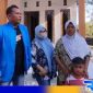 Caption: Ketua IWO Pamekasan dan anggotanya pose bersama Hamidah pasca rumahnya selesai direnovasi, (dok. regamedianews). 