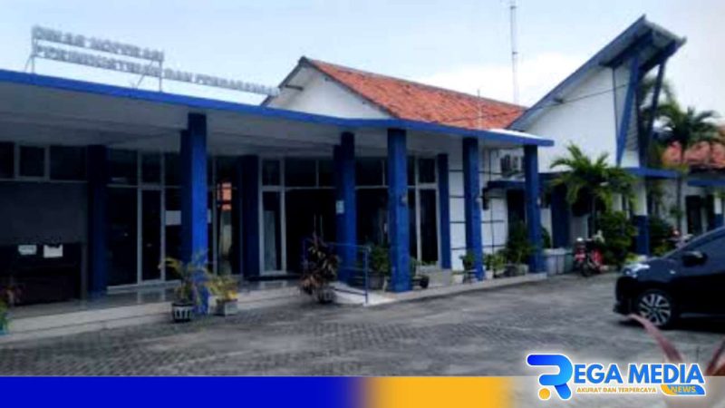 Caption: Kantor Diskopindag Kabupaten Sampang. 