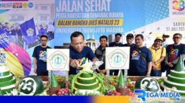 Caption: Rektor UTM Dr. Safi potong tumpeng rayakan Dies Natalis ke-23, (dok. regamedianews). 