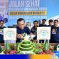 Caption: Rektor UTM Dr. Safi potong tumpeng rayakan Dies Natalis ke-23, (dok. regamedianews). 