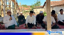 Caption: MenPAN RB Azwar Anas bersama KH. Mahrus Abdul Malik saat berziarah ke makam Buju' Raden Ahmad yang tengah direnovasi, (dok. regamedianews). 