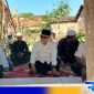 Caption: MenPAN RB Azwar Anas bersama KH. Mahrus Abdul Malik saat berziarah ke makam Buju' Raden Ahmad yang tengah direnovasi, (dok. regamedianews). 