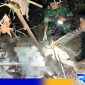 Caption: anggota TNI dan Polri tunjukkan lokasi penemuan tengkorak manusia di tepi pantai, (dok. regamedianews). 