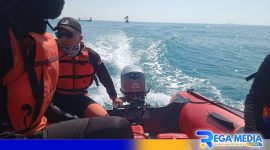 Caption: Tim SAR saat melakukan pencarian terhadap seorang nelayan yang hilang di perairan laut Sokobanah, (dok. regamedianews). 