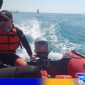 Caption: Tim SAR saat melakukan pencarian terhadap seorang nelayan yang hilang di perairan laut Sokobanah, (dok. regamedianews). 