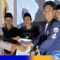 Caption: perwakilan kelompok KKN-01 berjabat tangan dengan Perangkat Desa Telaga Biru, (dok. regamedianews). 