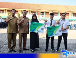 BPJS Ketenagakerjaan Serahkan Kartu Jaminan Keselamatan Kerja ke Siswa PKL SMK 1 Pamekasan