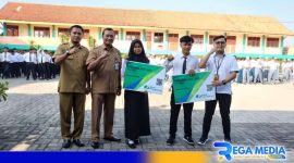 Caption: penyerahan kartu Jaminan Keselamatan Kerja secara simbolis kepada siswa PKL SMK 1 Pamekasan, (dok. BPJS Ketenagakerjaan). 