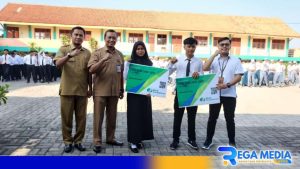 BPJS Ketenagakerjaan Serahkan Kartu Jaminan Keselamatan Kerja ke Siswa PKL SMK 1 Pamekasan