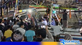 Caption: Tim SAR mengevakuasi jenazah nelayan yang hilang ke Pelabuhan Tamberu Sokobanah, (dok. regamedianews). 