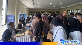 Caption: antusias para pencari kerja padati job fair yang diadakan Disperinaker Bangkalan, (dok. regamedianews). 