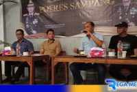 Caption: Kasat Lantas AKP Rukimin menjawab pertanyaan awak media, saat gelar Piramida Polres Sampang, (dok. regamedianews). 