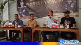 Caption: Kasat Lantas AKP Rukimin menjawab pertanyaan awak media, saat gelar Piramida Polres Sampang, (dok. regamedianews). 