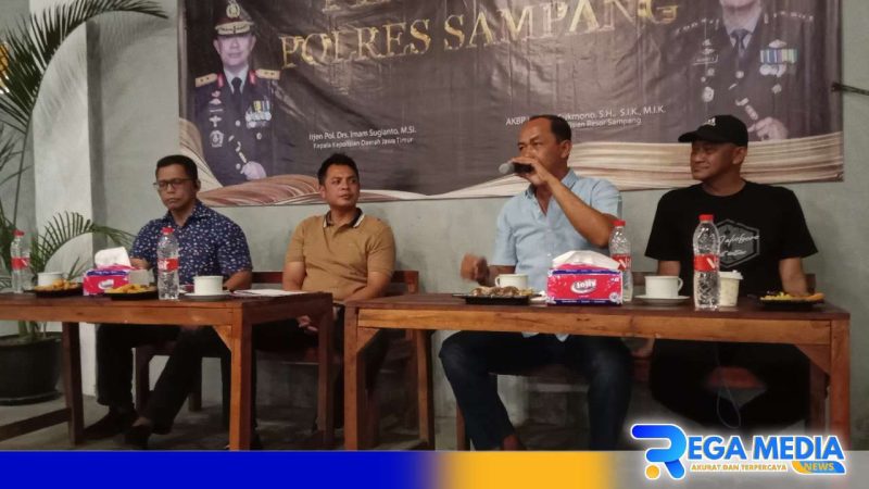 Caption: Kasat Lantas AKP Rukimin menjawab pertanyaan awak media, saat gelar Piramida Polres Sampang, (dok. regamedianews). 
