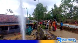 Caption: terlihat antusias warga menonton sumur bor yang menyemburkan air hingga puluhan meter, (dok. regamedianews). 