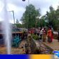 Caption: terlihat antusias warga menonton sumur bor yang menyemburkan air hingga puluhan meter, (dok. regamedianews). 