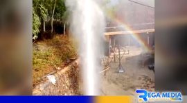 Caption: pelangi muncul di sekitar semburan air sumur bor, di Desa Pandan Omben, (dok. regamedianews). 