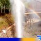Caption: pelangi muncul di sekitar semburan air sumur bor, di Desa Pandan Omben, (dok. regamedianews). 