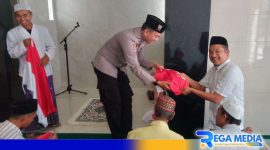 Caption: Ps Kanit Bintibsos Satbinmas Polres Sampang membagikan bendera merah putih kepada jamaah Musholla Al-Amin, (dok. regamedianews). 