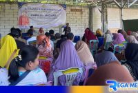 Caption: Dr.Safi' ketua Said Abdullah Institute memberikan pemahaman kepada warga, (dok. regamedianews). 