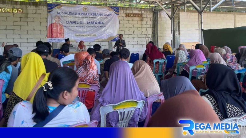 Caption: Dr.Safi' ketua Said Abdullah Institute memberikan pemahaman kepada warga, (dok. regamedianews). 
