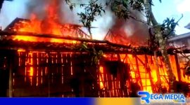 Caption: tampak seluruh bagian belakang rumah yang berdinding kayu dilalap api, (dok. regamedianews). 