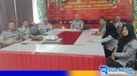 Caption: Kalapas Narkotika Kelas IIA Pamekasan bersama staf, saat mengikuti zoom meeting webinar series Kemenkumham, (dok. regamedianews). 