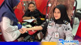Caption: pegawai Lapas Narkotika Kelas IIA Pamekan saat mendonorkan darahnya, (dok. regamedianews). 