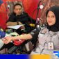 Caption: pegawai Lapas Narkotika Kelas IIA Pamekan saat mendonorkan darahnya, (dok. regamedianews). 