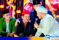 Caption: momen saat Gus Khoiron Zaini menuntun Lim Hing Pao bersyahadat, (dok. majelis sholawat At-Taufiq). 