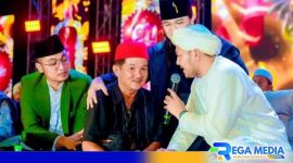 Caption: momen saat Gus Khoiron Zaini menuntun Lim Hing Pao bersyahadat, (dok. majelis sholawat At-Taufiq). 