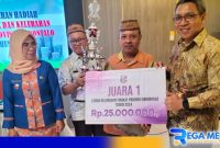 Caption: penyerahan piala juara 1 lomba kelurahan tingkat Provinsi Gorontalo tahun 2024, (dok. regamedianews). 