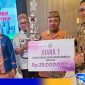 Caption: penyerahan piala juara 1 lomba kelurahan tingkat Provinsi Gorontalo tahun 2024, (dok. regamedianews). 