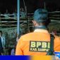 Caption: petugas saat melakukan pemasangan pipa PVC kedalam sumur bor untuk safety, (dok. BPBD Sampang). 