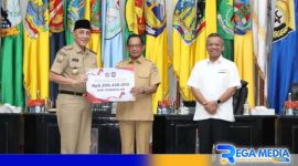 Caption: penyerahan insentif fiskal secara simbolis oleh Mendagri Tito Karnavian kepada PJ Bupati Bangkalan Arief M Edie. 